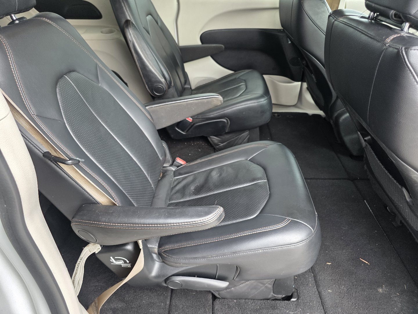 Used 2018 Chrysler Pacifica Touring-L FWD image 18