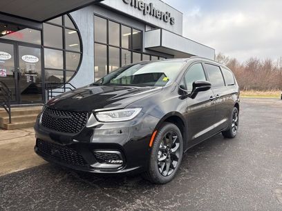 New 2026 Chrysler Pacifica Limited w/ S Appearance Package