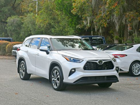 Certified 2024 Toyota Highlander XLE image 6