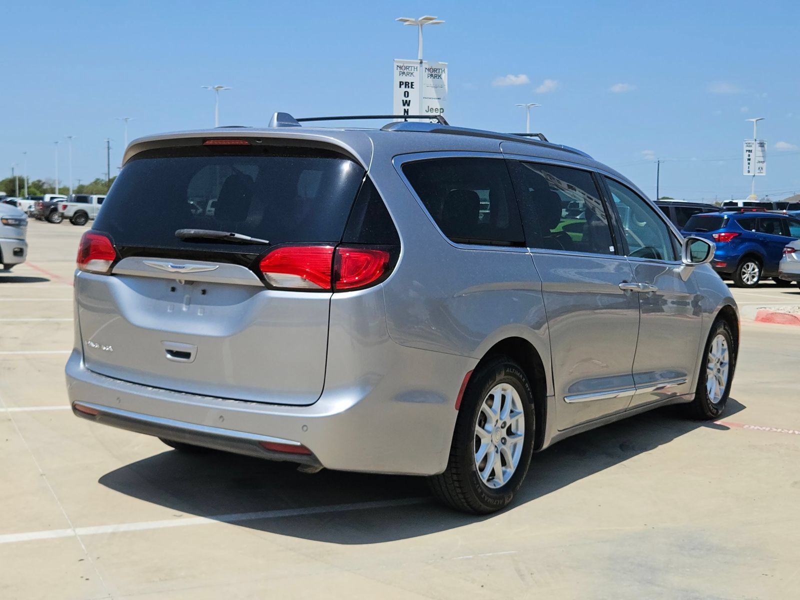Used 2020 Chrysler Pacifica Touring-L FWD image 3
