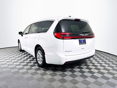 Used 2023 Chrysler Pacifica Touring image 15