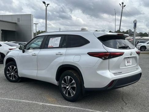 Used 2023 Toyota Highlander XLE image 12