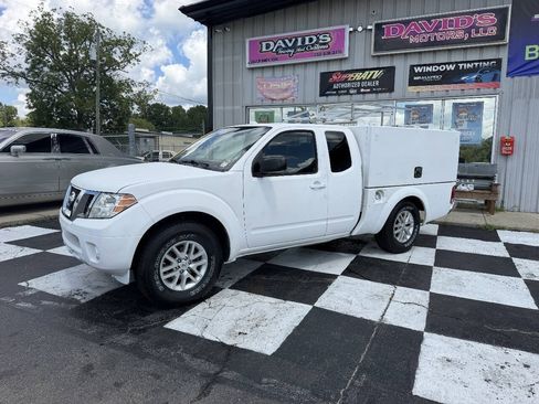 Used 2018 Nissan Frontier SV RWD image 2
