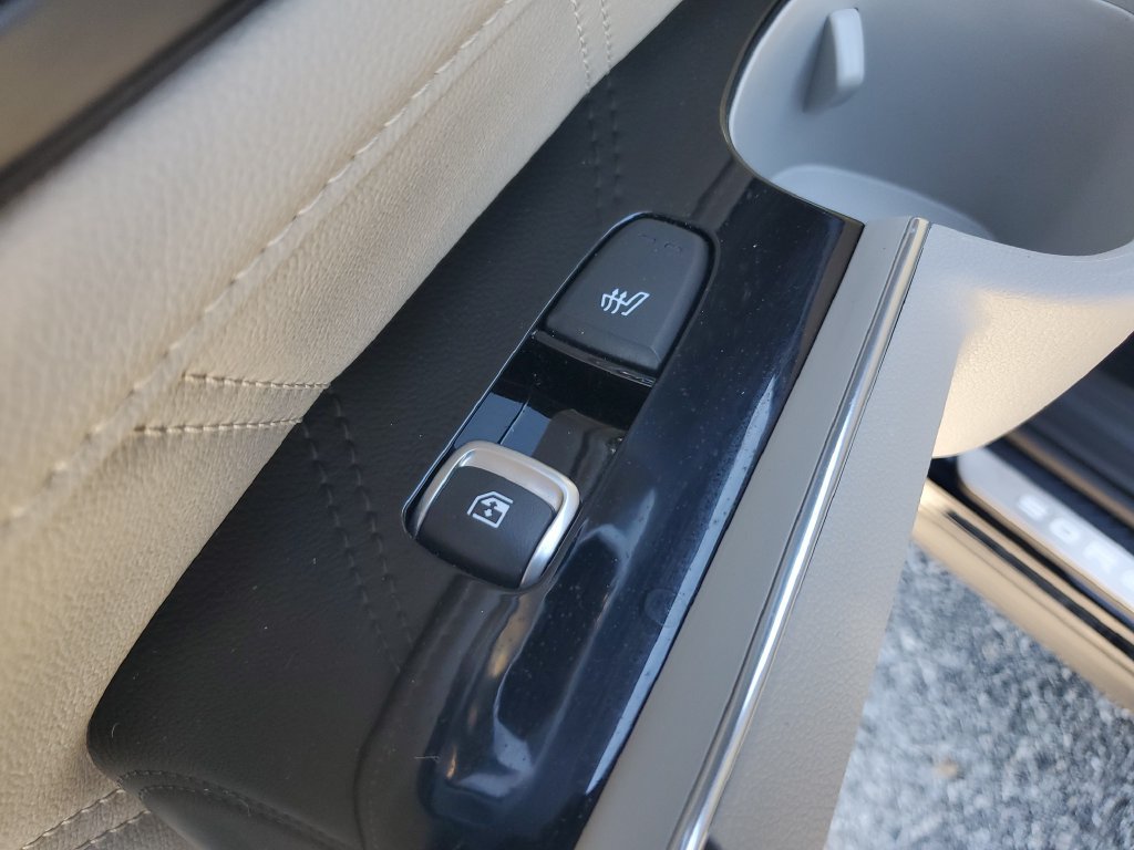 Used 2023 Kia Sorento AWD image 18