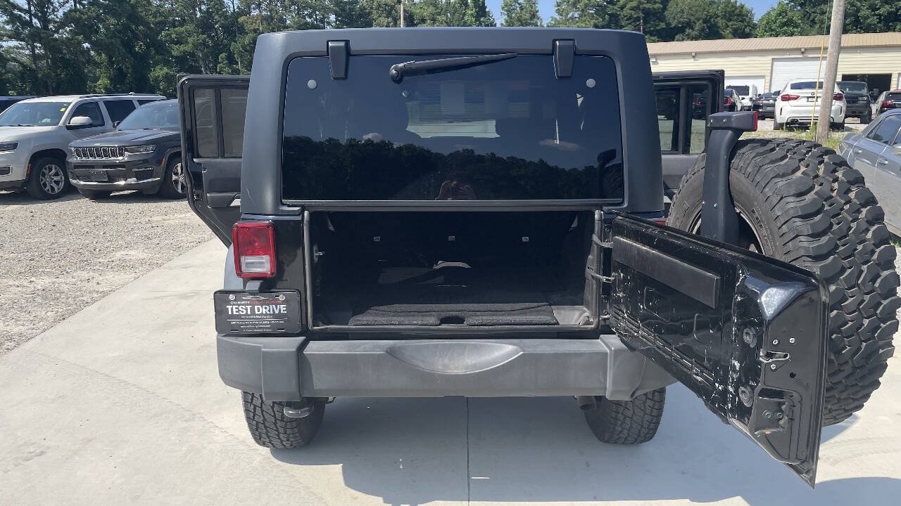 Used 2015 Jeep Wrangler Unlimited Rubicon w/ Connectivity Group AWD/4WD image 7