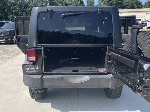 Used 2015 Jeep Wrangler Unlimited Rubicon w/ Connectivity Group AWD/4WD image 7