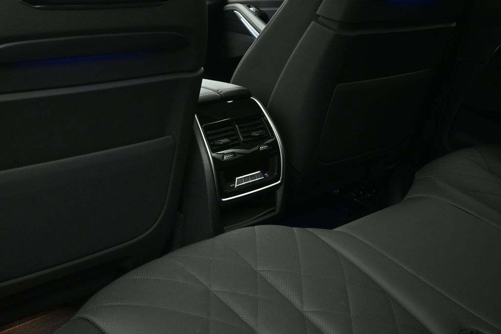 Used 2025 BMW X7 xDrive40i w/ M Sport Package AWD/4WD image 19