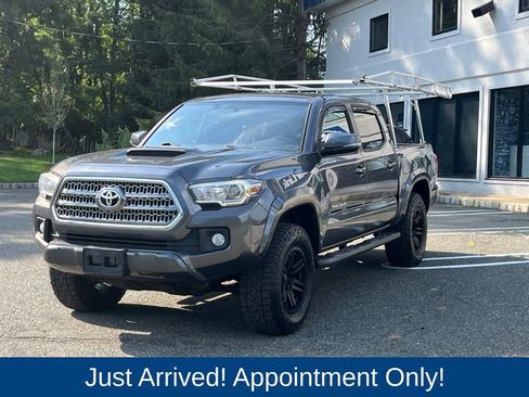 Used 2017 Toyota Tacoma TRD Sport w/ Exterior Package AWD/4WD image 3