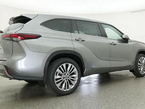 New 2026 Toyota Highlander Platinum image 16