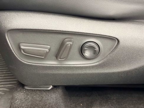 Used 2024 Toyota Highlander XLE image 18