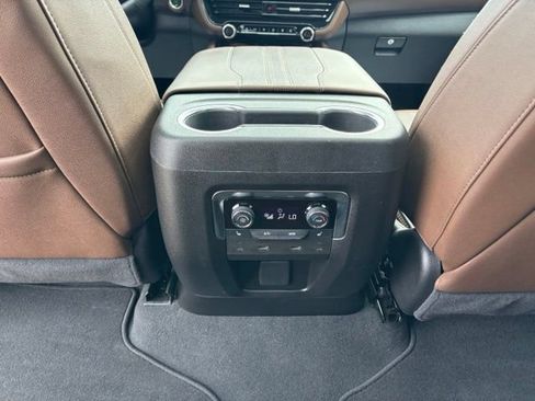 Certified 2025 Chevrolet Suburban High Country AWD/4WD image 23