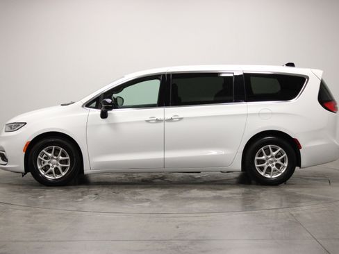 Used 2025 Chrysler Pacifica Select FWD image 5