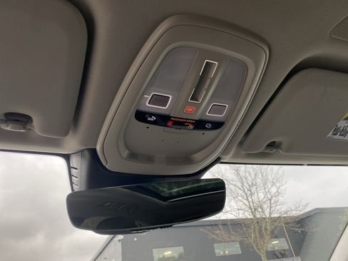 Used 2025 Volvo XC60 B5 Plus image 32