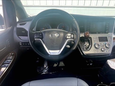 Used 2019 Toyota Sienna Limited Premium FWD image 6