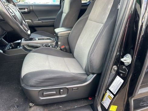 Used 2022 Toyota Tacoma TRD Sport image 12