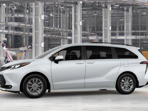 New 2026 Toyota Sienna XLE FWD image 3