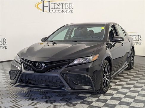 Used 2023 Toyota Camry SE image 4
