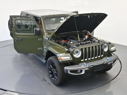 Used 2023 Jeep Wrangler Unlimited Sahara w/ Cold Weather Group AWD/4WD image 37