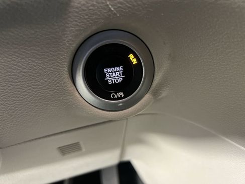 Used 2023 Chrysler Pacifica Touring-L image 17