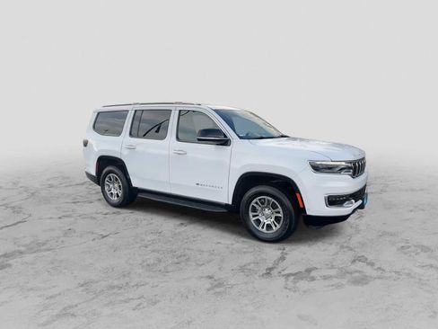 Used 2023 Jeep Wagoneer 4WD image 2