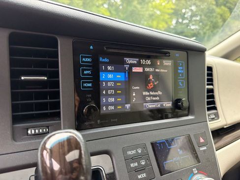 Used 2017 Toyota Sienna XLE Premium FWD image 24