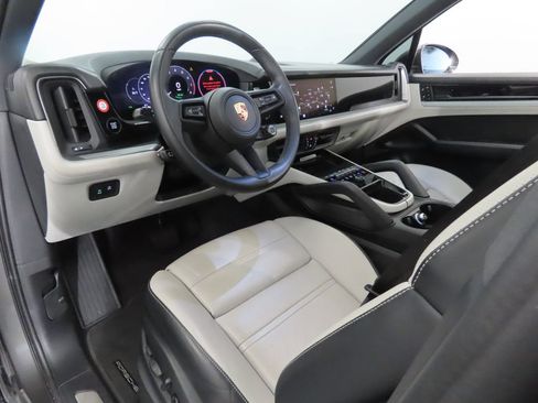 Certified 2025 Porsche Cayenne E-Hybrid AWD/4WD image 4