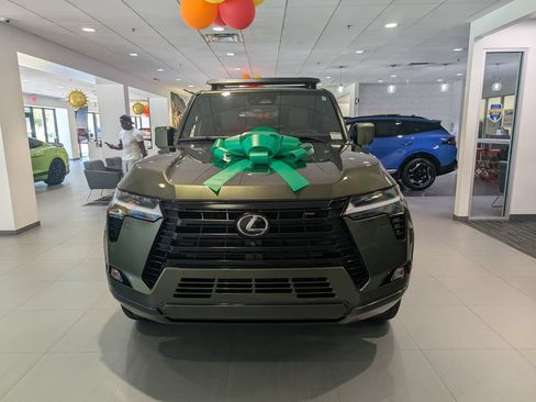 Used 2024 Lexus GX 550 w/ Cold Area Package AWD/4WD image 2