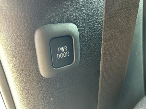 Used 2021 Toyota Sienna Platinum image 19