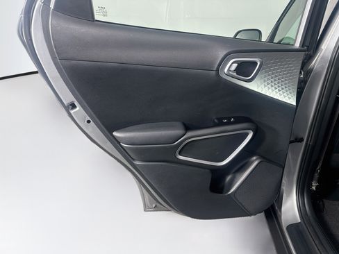 Used 2025 Kia Soul LX w/ LX Technology Package FWD image 25