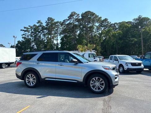 Used 2023 Ford Explorer XLT w/ Equipment Group 202A RWD image 2