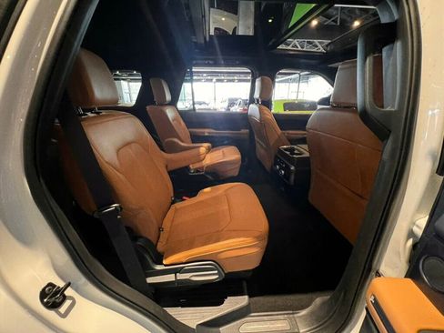 Used 2024 Ford Expedition Platinum image 15