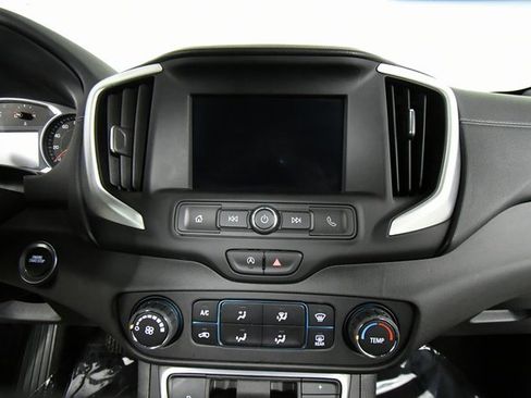 Used 2024 GMC Terrain SLE image 4