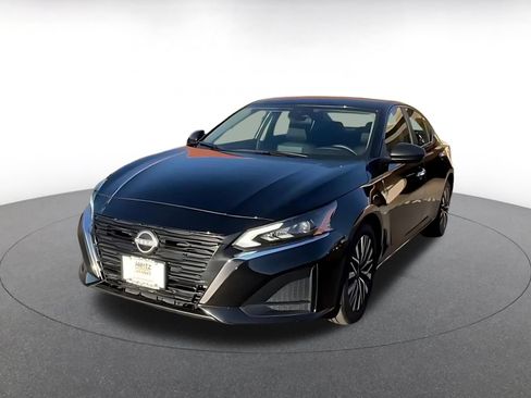 Used 2025 Nissan Altima 2.5 SV FWD image 4