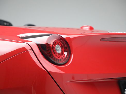 Certified 2017 Ferrari California T RWD image 25