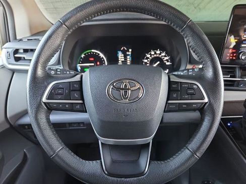 Used 2022 Toyota Sienna XLE image 24