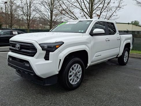 Certified 2025 Toyota Tacoma SR5 AWD/4WD image 3