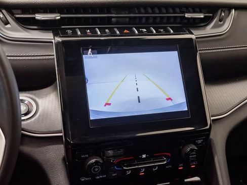 Used 2024 Jeep Grand Cherokee Laredo AWD/4WD image 14