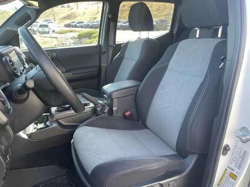 Used 2022 Toyota Tacoma TRD Off-Road image 11