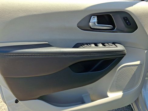 Used 2024 Chrysler Pacifica Touring-L FWD image 13