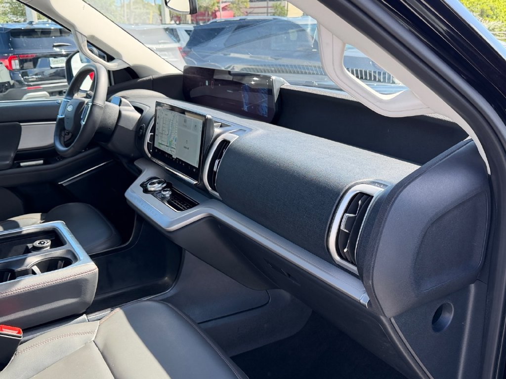 Used 2025 Ford Expedition Active RWD image 18
