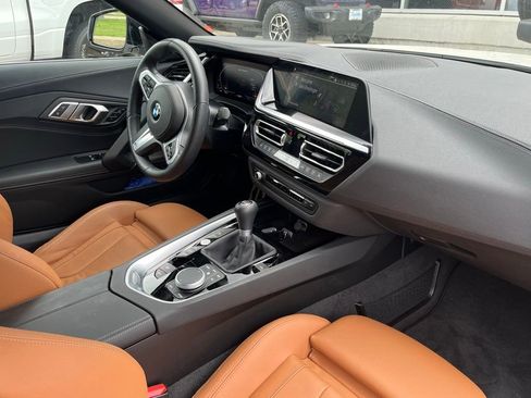 Used 2025 BMW Z4 M40i w/ Edition RWD image 4