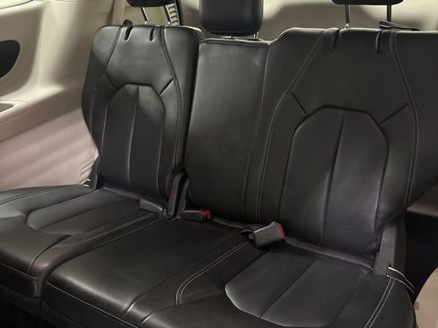 Used 2023 Chrysler Pacifica Touring-L image 24
