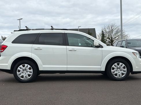 Used 2019 Dodge Journey SE w/ Premium Group image 3