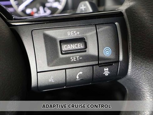 Used 2023 Nissan Rogue SV image 3