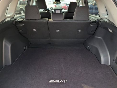 Used 2021 Toyota RAV4 LE image 19