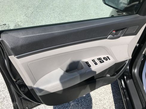 Used 2017 Hyundai Elantra SE image 9