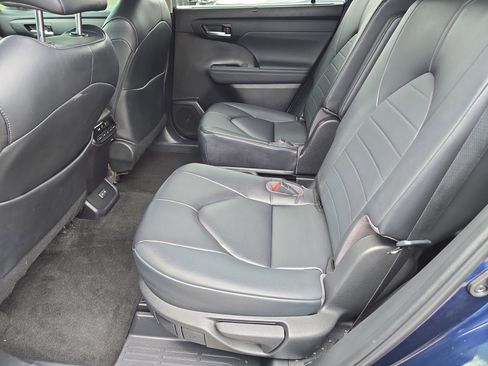 Used 2023 Toyota Highlander XLE image 17
