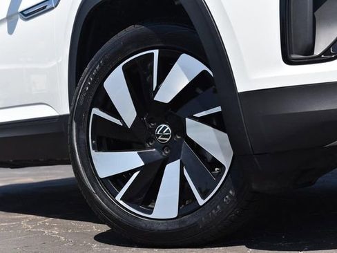 Used 2025 Volkswagen Atlas Cross Sport SE FWD image 3