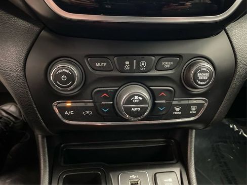 Used 2020 Jeep Cherokee Limited image 31