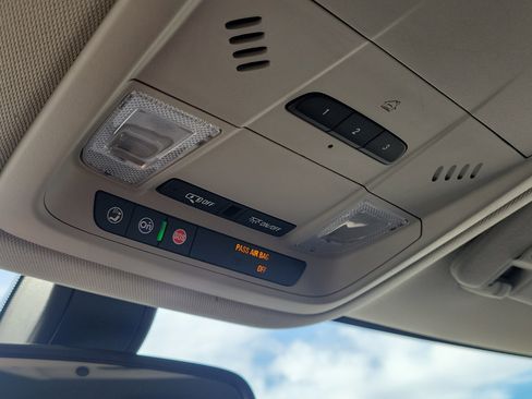 Used 2018 Buick Enclave Essence image 21